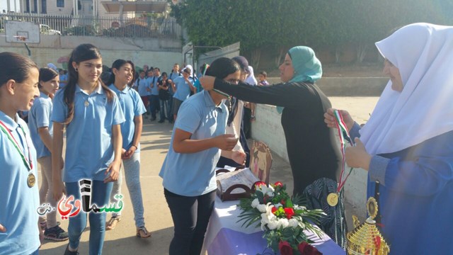 فيديو: مدرسة جنة ابن رشد تنظم حفل تكريم للطلاب الموهوبين والمتفوقين 